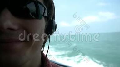 快乐时尚的年轻人戴着太阳镜，一边漂浮一边在海边听音乐。 慢动作。 1920x1080